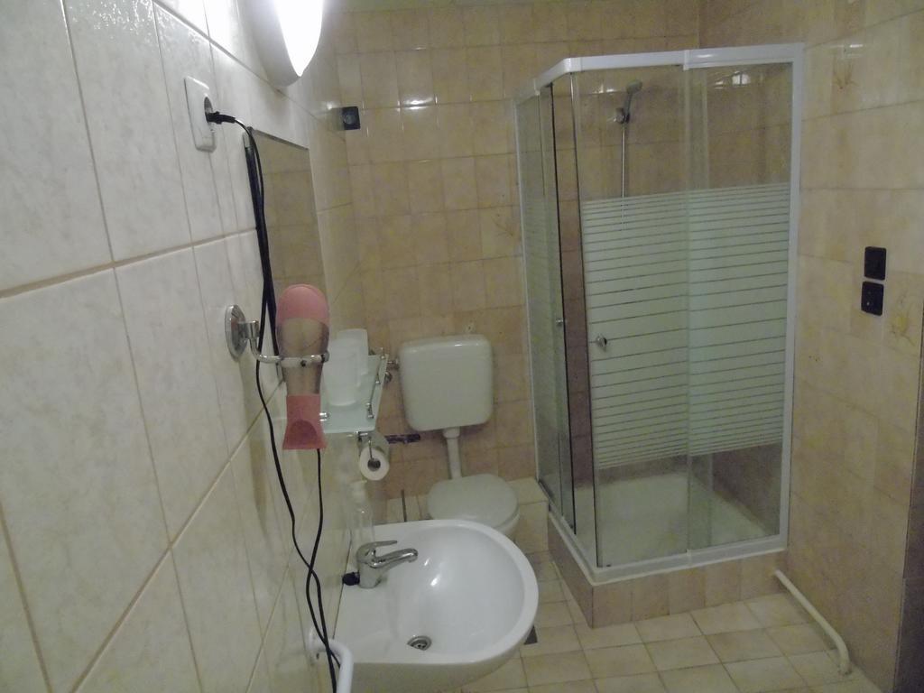 Fonix Panzio Hotel Pápa Esterno foto