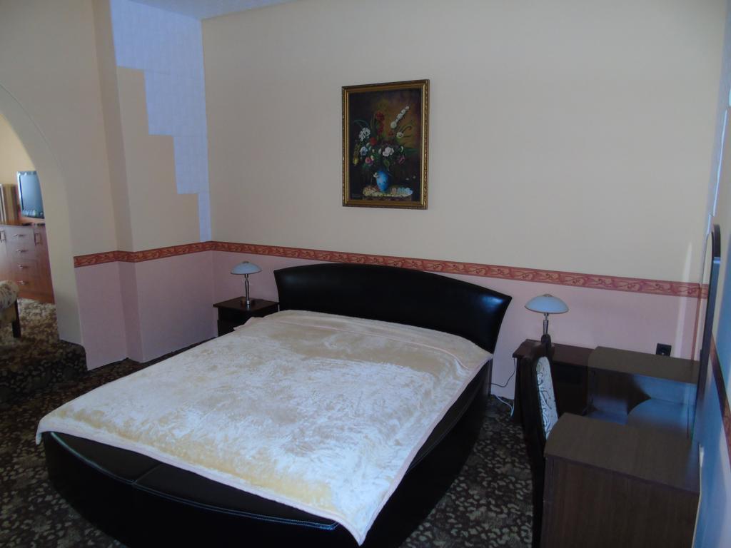 Fonix Panzio Hotel Pápa Esterno foto