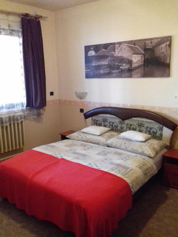 Fonix Panzio Hotel Pápa Esterno foto