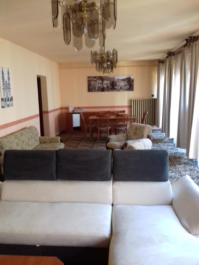 Fonix Panzio Hotel Pápa Esterno foto