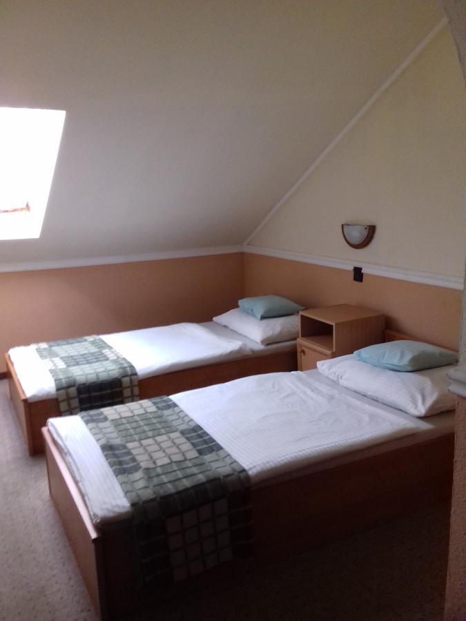 Fonix Panzio Hotel Pápa Esterno foto